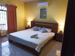 福尔图纳Villa Ceiba的一间卧室配有一张床,上面有两条毛巾