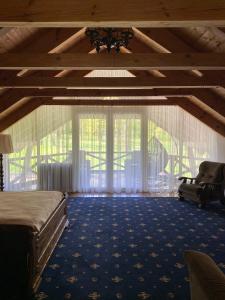 捷尔诺波尔萨迪巴里索瓦旅馆的一间卧室设有一张床和一个大窗户