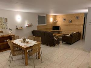 热拉梅Appartement 6 pers - Les 4 Loups au pied des pistes的客厅配有沙发和桌子