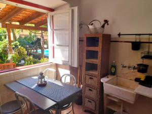 维拉多比斯坡Casa Mestre的一间带桌子、水槽和窗户的用餐室