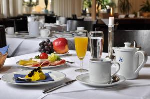 奥格斯堡多姆酒店的餐桌,带食物盘和橙汁杯
