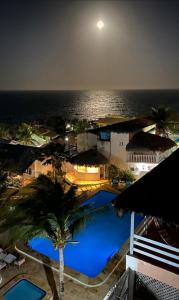 卡诺格布拉达瓦尔卢艾尔旅馆的享有游泳池的夜间海景