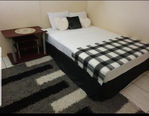ArimaSignature comfort的一间卧室配有一张带床头柜的床和一张四柱床