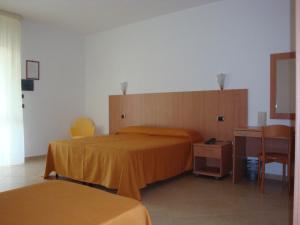 马焦雷酒店客房内的一张或多张床位