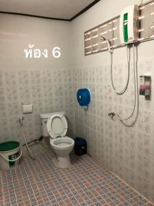 Ban Hua Nam Mae SakutPimpa House的一间带卫生间和淋浴的浴室