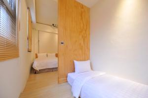 台东Home Rest Hotel 2的一间小卧室,配有床和窗户