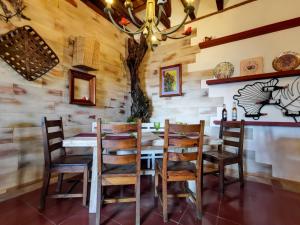 圣克里斯托瓦尔-德拉斯卡萨斯Corregidora 12的一间带桌椅的用餐室
