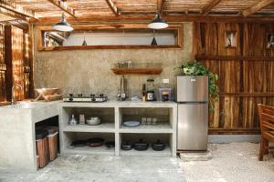 圣塔特蕾莎海滩Zeneidas Surf Garden的厨房配有水槽和冰箱