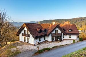 贝内茨科达纳旅馆的路上的白色房屋,屋顶为棕色