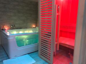 梅塔YourHome - La Meta Perfetta Rooms&Spa的红色的浴室设有浴缸和水槽