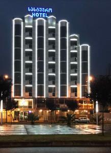 巴统Hotel ''Premium Palace''的夜间有灯的旅馆