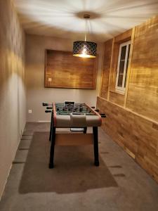 格舍嫩Jupi Hüsli的客房内的乒乓球桌