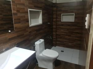第波罗B&S pension house的浴室配有白色卫生间和盥洗盆。
