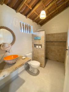 路易斯科雷亚Vilarejo Macapá Chalés的一间带卫生间、水槽和镜子的浴室