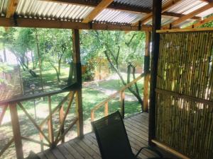 克莱克斯多普Serenity Guesthouse的享有树林景致的带屏风的门廊