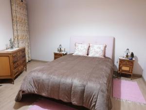VilarinhoCasa do Bonifácio的一间卧室设有一张大床和两个床头柜