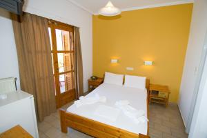 卢特拉艾季普苏艾迪普索斯酒店的卧室配有白色床和毛巾