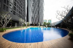 吉隆坡Arte Mont Kiara by Cobnb的大楼中央的大型蓝色游泳池