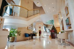 阿布扎比Grand Continental Hotel的大厅,大楼内有一个螺旋楼梯