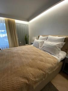 捷尔诺波尔萨迪巴里索瓦旅馆的卧室配有一张带白色枕头的大床和窗户。