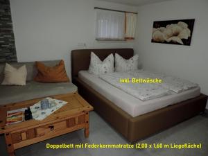 路德斯塔德·威特比DIE Ferienwohnung - Wittenberg an den Elbwiesen的配有木桌的客房内的两张床