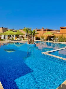 马拉喀什Villa Kesh Evasion Marrakech的度假村内一个蓝色的大泳池