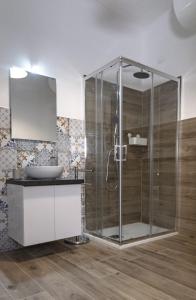 佩鲁贾Alloggio Turistico Puccini的一间带玻璃淋浴和水槽的浴室