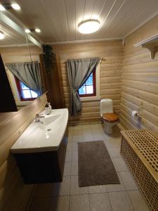 弗罗达尔100m lift, 2 min swim - Large family cabin的浴室配有白色水槽和卫生间。