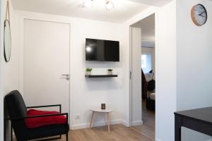 圣布里厄Bel appartement idéalement placé Saint-Brieuc, wifi, parking gratuit的客厅的墙上配有电视