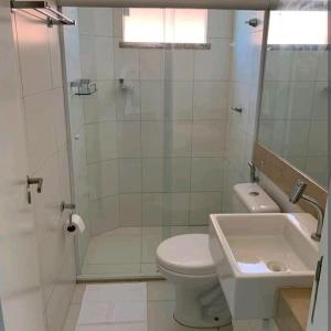 埃斯坦西亚Apartamento na Praia do Saco - Condomínio Villa das Águas的浴室配有卫生间、淋浴和盥洗盆。