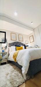 米德兰Ellipse Luxury High Rise Apartment的一间卧室配有一张大床和地毯。