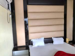 占西Hotel Abhishek的床上有2个白色枕头