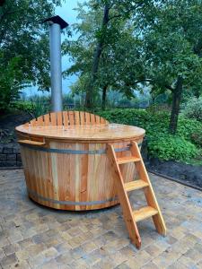 吕洛Wildwestruurlo的公园里带梯子的木制热水浴缸