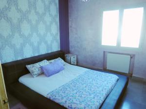 莫纳斯提尔Beautiful appartment with a glorious sea view的一间卧室配有一张带两个枕头的床