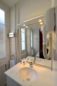 格勒诺布尔安格勒特里格勒诺布尔中心酒店的一间带水槽和大镜子的浴室