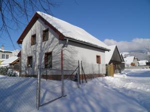 日亚尔普里瓦科娃卡娃酒店的雪覆盖着房子,设有围栏