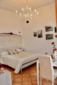 维泰博Appartamento Il Giglio的一间卧室配有一张床和一个吊灯