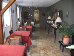 科尔尼蒙米拉贝尔度假屋的餐厅配有桌椅和红色桌布