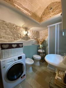 卡洛维诺LEMMA - Casa Vacanze的一间带洗衣机、卫生间和水槽的浴室