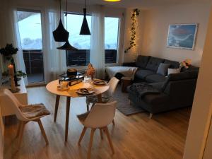费尔茨巴赫Ferienwohnung nähe Flumserberg Ski Wandergebiet的客厅配有桌子和沙发