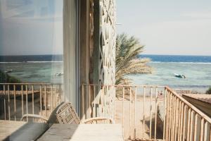 达哈布达哈布达尔公寓式酒店的享有海滩和海洋美景的阳台。