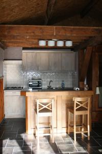 巴利瑟尔佩德拉方丹小屋酒店的厨房配有柜台和2把凳子
