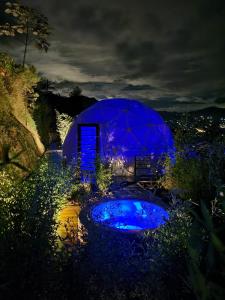 TenaSolaris Glamping Exclusive的夜晚花园中的蓝色圆顶