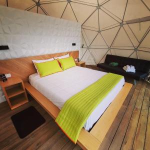 TenaSolaris Glamping Exclusive的帐篷内一间卧室,配有一张大床