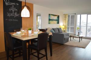 维多利亚海港微风公寓的用餐室以及带桌椅的起居室。