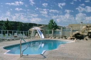 Paradise Canyon Golf Resort, Signature Walkout Condo 380内部或周边的泳池