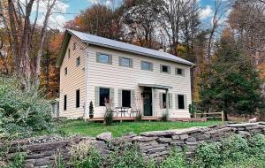索格蒂斯Catskill home with King bed, indoor hot tub and BBQ near Woodstock and skiing的白色的小房子,有石墙