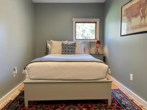 Catskill home with King bed, indoor hot tub and BBQ near Woodstock and skiing客房内的一张或多张床位