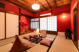 金泽西玖旅馆的客厅设有红色的墙壁和桌子