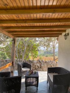 卢那欢纳Las Cabañas de Incahuasi的一个带桌椅的庭院和木制天花板